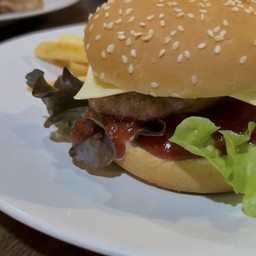 ชีสเบอร์เกอร์ หมู  ชีส หมู ผักสด เสริฟพร้อมเฟรนช์ฟรายส์