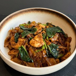 เส้นใหญ่ผัดซีอิ๋วไก่