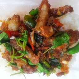 ข้าวผัดพริกเผาหมูกรอบ