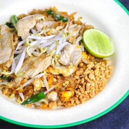 ผัดไทยเส้นจันท์ไก่(DR)