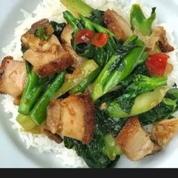 ข้าวผัดคะน้าหมูกรอบ