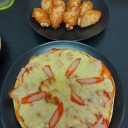 [เซตสุดฮิต] ปีกกลางไก่นิวออลีน (อบร้อน) + Pizza M หนานุ่ม
