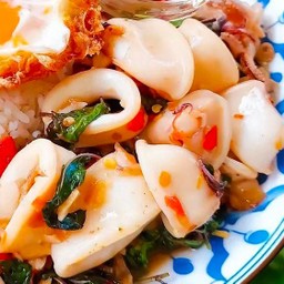 ข้าวกระเพราปลาหมึก
