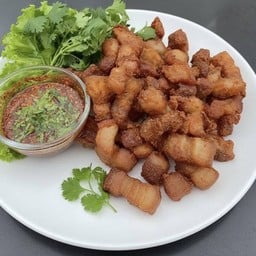 สามชั้นทอดน้ำปลา