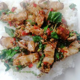 ข้าวผัดกะเพราหมูกรอบ