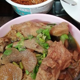บ้านก๋วยเตี๋ยว ส้มตำ ยำแซ่บ by เจ๊อุ๊