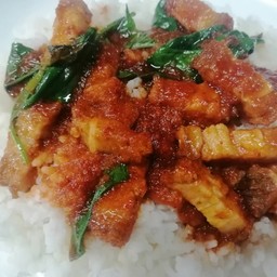 ข้าวผัดพริกแกงหมูกรอบ