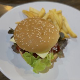 ชีสเบอร์เกอร์ ไก่สไปซี่ ชีส ไก่รสแซ่บ ผักสด เสริฟพร้อมเฟรนช์ฟรายส์