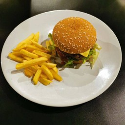 ชีสเบอร์เกอร์ ปลา ชีส ปลา ผักสด เสริฟพร้อมเฟรนช์ฟรายส์