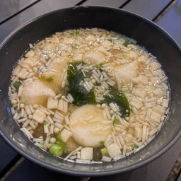 มิโซะซุป+ลูกชิ้นไส้ไข่ปลา🐟 ซดร้อนๆชื่นใจ