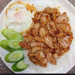 ข้าวหมูทอดกระเทียม
