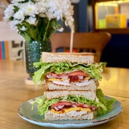 Mustard chicken & bacon sandwich