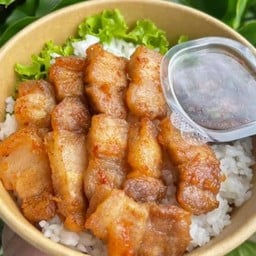 ข้าวหมูสามชั้นทอดน้ำปลา