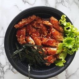 ข้าวไก่ทอดราดซอสเผ็ดโรยสาหร่าย