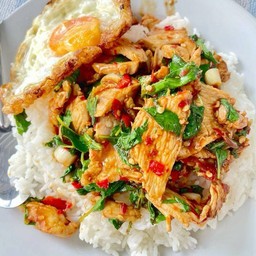 กะเพราอกไก่ชิ้น พริกแห้ง