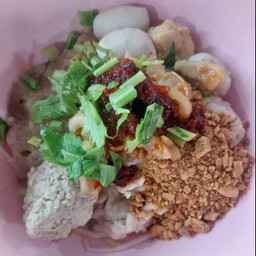 ก๋วยเตี๋ยวแห้งหมูต้มยำ