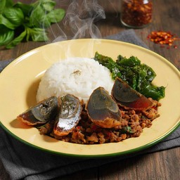 ข้าวกะเพราหมูสับไข่เยี่ยวม้า Pork+Century Egg