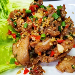หมูชิ้นหมักคั่วพริกเกลือ[กับข้าว]