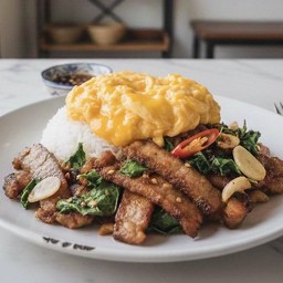 ข้าวกะเพราคอหมูย่าง ไข่ข้น