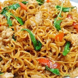 ผัดกระเพรามาม่าพริกแห้ง