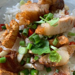 ข้าวหมูกรอบคั่วพริกเกลือ