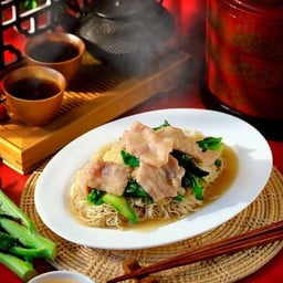 เส้นหมี่ ราดหน้า หมูนุ่ม