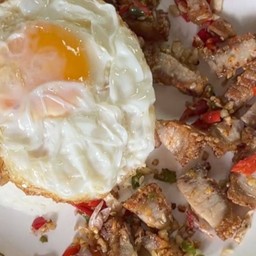 หมูกรอบคั่วเกลือไข่ดาว