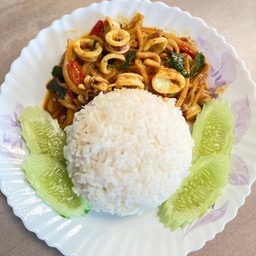 ผัดเครื่องแกงปลาหมึกใส่หน่อไม้