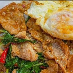 กระเพราหมูนุ่มราดข้าวไข่ดาว