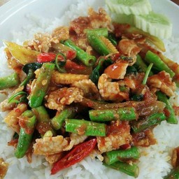 ผัดพริกแกง