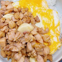 ข้าวหน้าไข่ข้นอกไก่ผัดซอสญี่ปุ่นกระเทียมสด