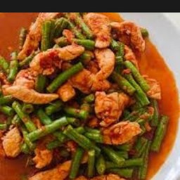 ผัดพริกแกงไก่