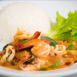 ผัดต้มยำแห้งราดข้าว