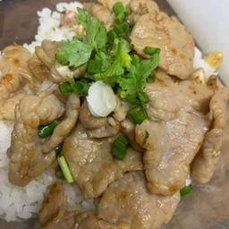 ข้าวหมูชิ้นคั่วพริกเกลือ