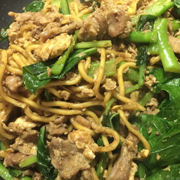 ผัดซีอิ๊วเส้นเหลืองหมู