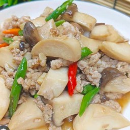 ผัดเห็ด+แครอท ราดข้าว