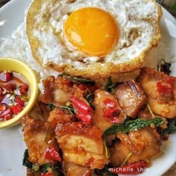 ข้าวกะเพรากรอบ หมูกรอบ+ไข่เป็ดดาว