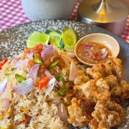 ข้าวผัดน้ำพริกกุ้งเสียบสูตรอาม่าทานคู่กับหมูทอด