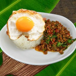 กะเพราเนื้อสับราดข้าว