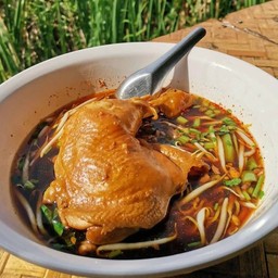 ก๋วยเตี๋ยวสะโพกไก่ตุ๋น