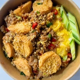ข้าวเต้าหู้ไข่หมูสับคั่วพริกเกลือไข่ข้น
