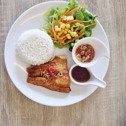 ข้าวปลากะพงทอดน้ำปลา