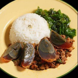 กะเพราหมูสับไข่เยี่ยวม้า (กับข้าว) Pork+CenturyEgg (Kub Khao)