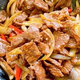 ข้าวหน้าหมูชิ้นผัดซอสเผ็ดเกาหลีใส่หอมใหญ่,พริกสด