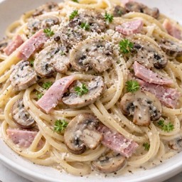 สปาเกตตีครีมซอสเห็ดและแฮม