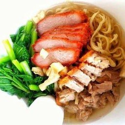 บะหมี่น้ำหมูแดงหมูกรอบ