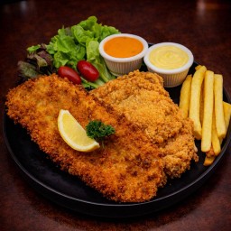 สเต็กไก่สไปร์ซี่ทอด + ปลาดอลลี่ทอด