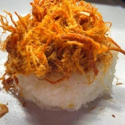 ข้าวเหนียวหมูฝอยน้องเบล ตลาดนัดเสือใหญ่อุทิศ