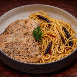 สปาเก็ตตี้ผัดพริกแห้งอกไก่ย่าง