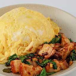 ข้าวกะเพราหมูกรอบไข่ข้นCrispy Skin Pork Basil with Egg over Rice.